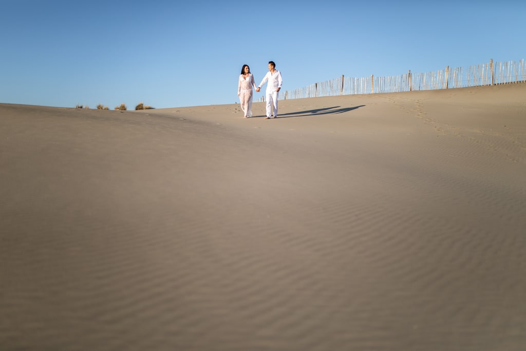 couple qui marche dans les dunes de sable