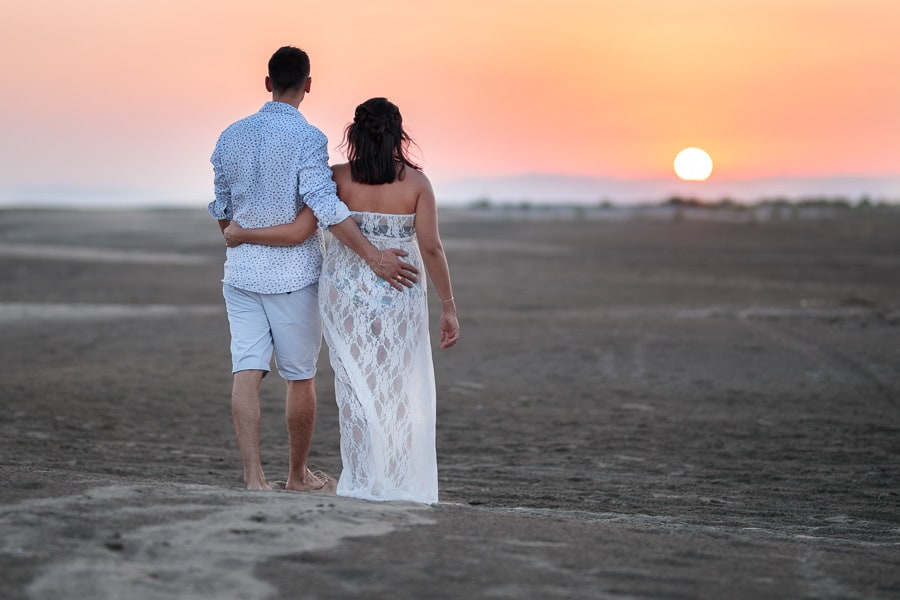 couple d'amoureux sur la plage au coucher du soleil