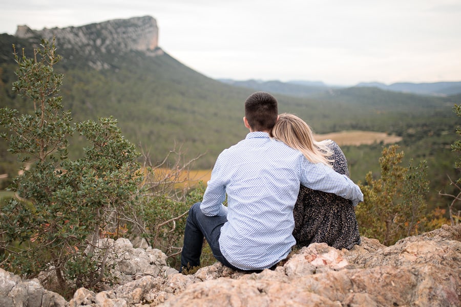 couple d'amoureux assis qui regarde la montagne
