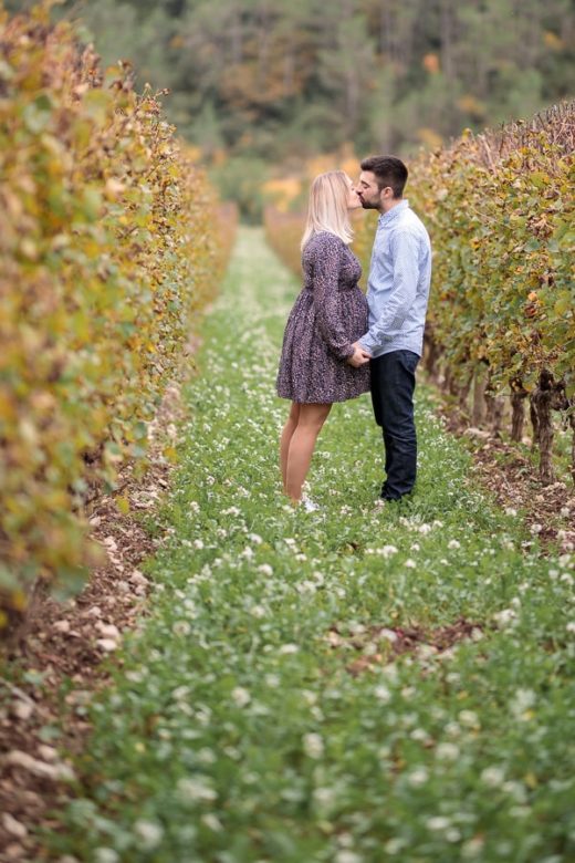 couple qui s'embrasse dans les vignes
