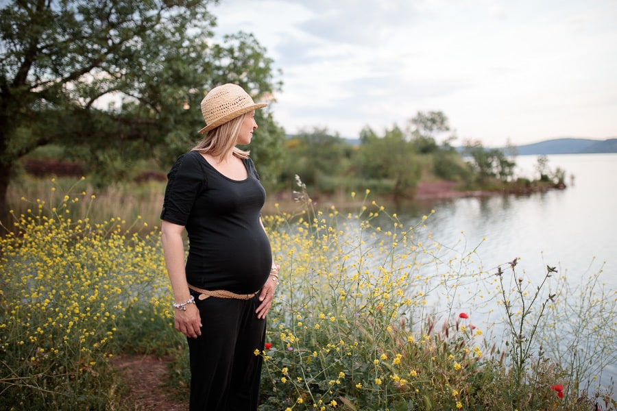 femme enceinte qui regarde l'eau du lac