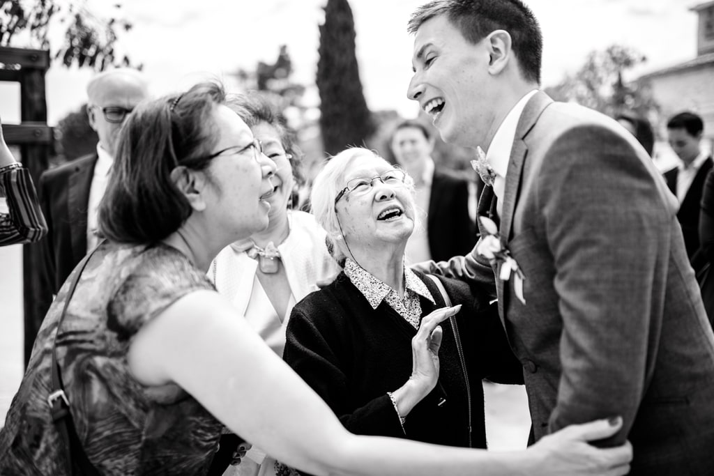 le marié rigole avec sa famille