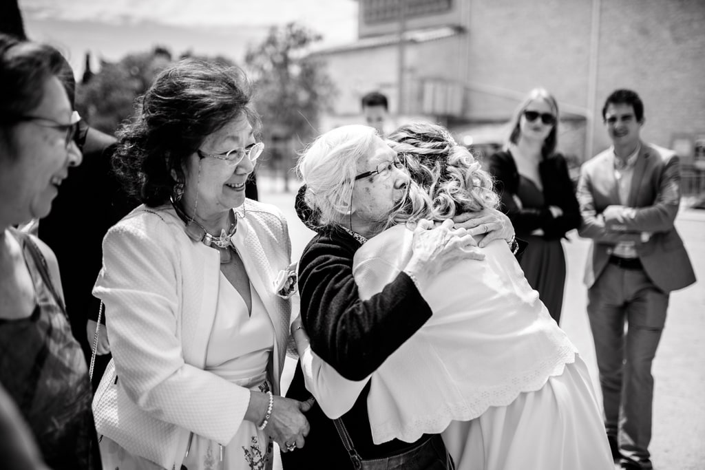 la mariée embrasse sa grand mère